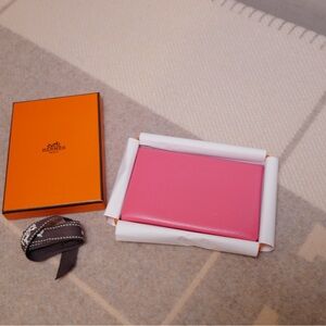 Pre-owned Authentic Hermes Calvi Card Holder in Rose Azalea Epsom Leather.